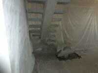 Общий вид снизу бетонной лестницы на одном косоуре