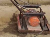 Уплотнение песка электрической виброплитой
