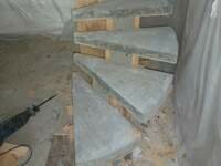 Демонтаж опалубки лестницы с консольными ступенями