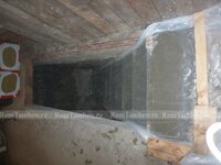 Свежезалитая бетонная лестница накрытая пленкой