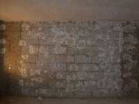 Сетка нанесена на стену из стыка двух разнородных материалов.