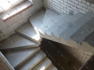 Вид сверху на готовую бетонную лестницу